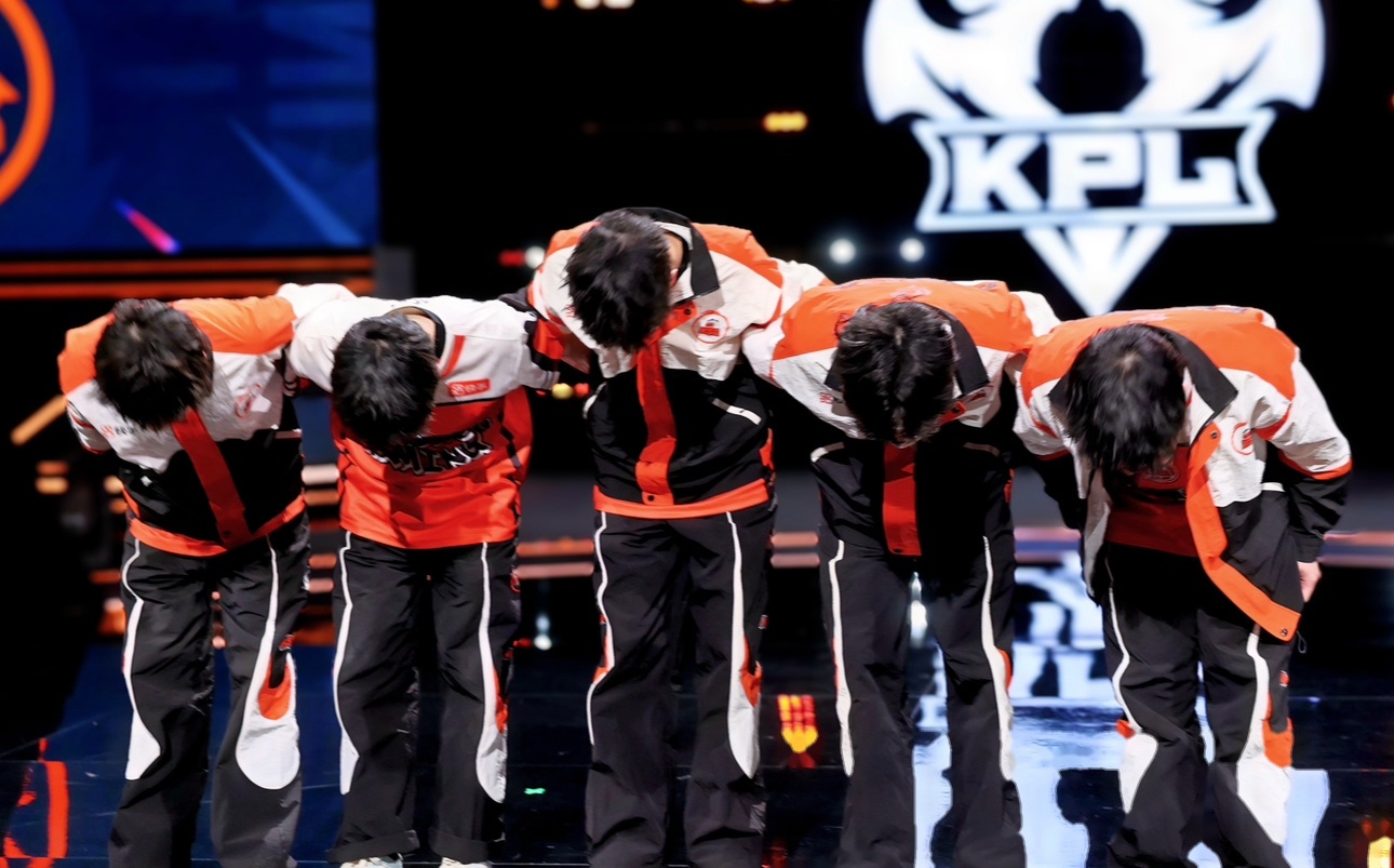 威尼斯人 -埃因霍温训练开放日；今夜篮板制胜引欢呼；欧篮联在即；赛程密集仍需轮换 