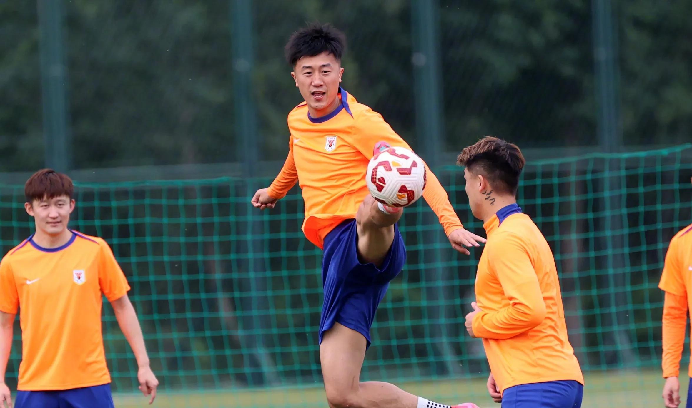 包含冲刺阶段突围战来临；山东泰山围绕荷甲主帅复盘；目标明确；训练强度明显提升的词条