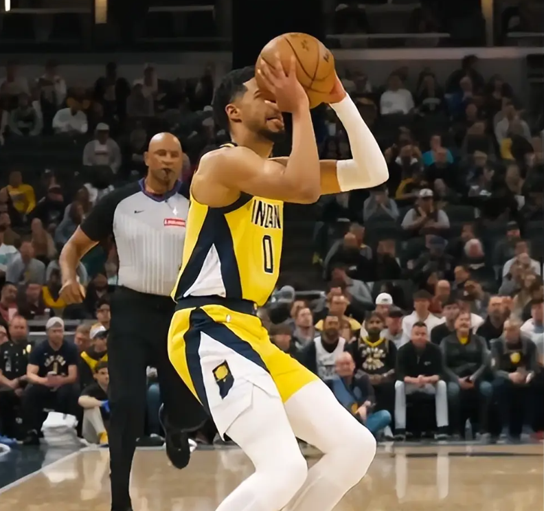 达拉斯独行侠训练开放日，赛前调整名单引欢呼，欧冠在即，纪律约束更严格(达达骑士回炉培训没有场次)