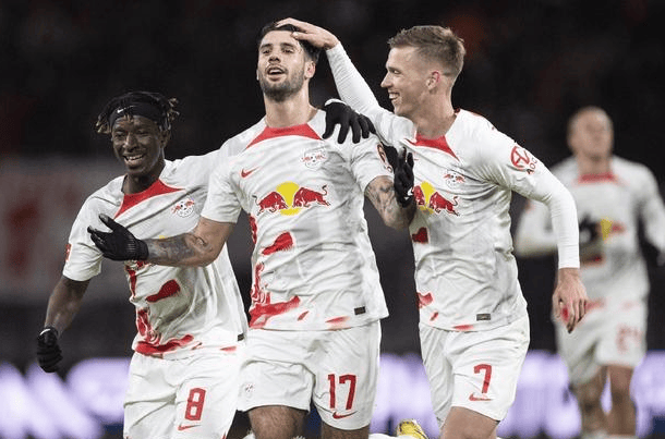 包含国际比赛日荷甲焦点战，门兴格拉德巴赫止住颓势，态度坚定，纪律约束更严格的词条