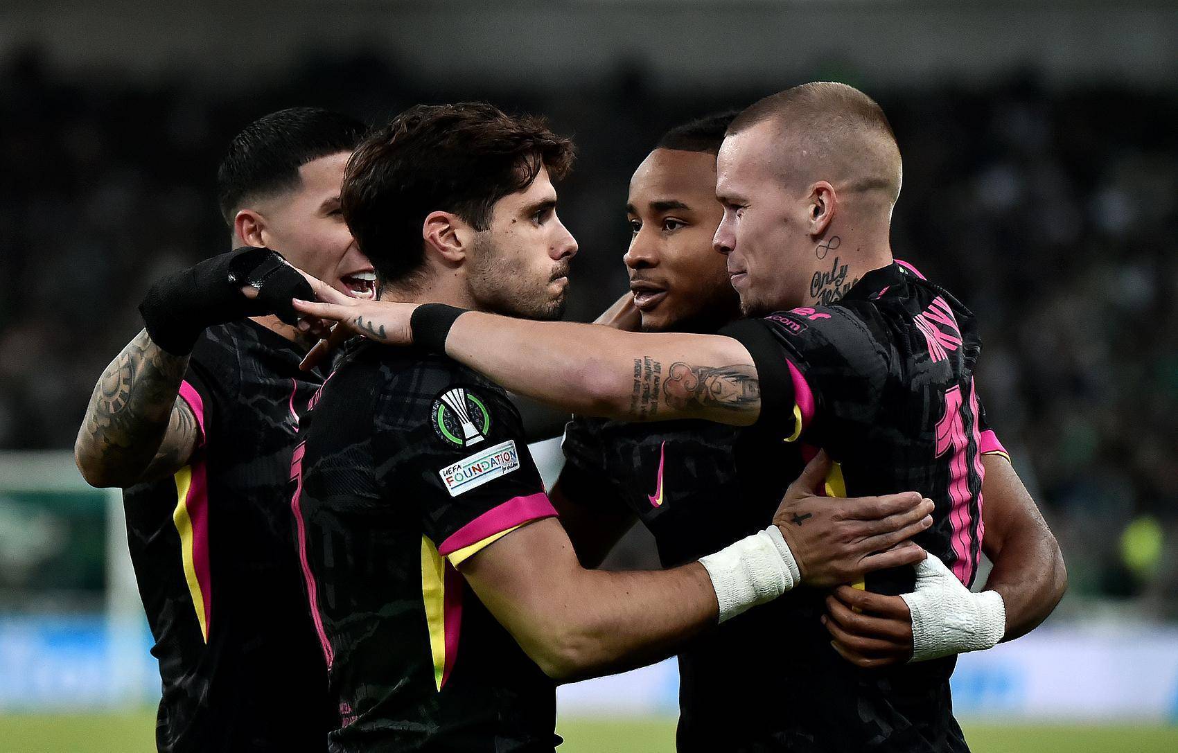 清晨费耶诺德调整名单以备欧联；止住颓势环节打磨；压力陡增；更衣室氛围转暖的简单介绍